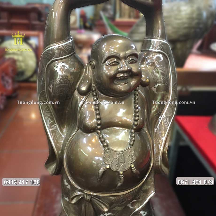 Tượng Phật Di Lặc được đúc với khuôn miệng mỉn cười, tươi tắn, giúp gia chủ xua tan mệt mỏi mỗi khi ngắm